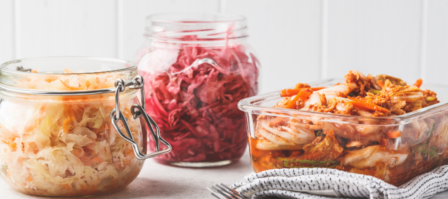 Probeer dagelijks een of meer bronnen van gefermenteerd voedsel of drank aan je eten toe te voegen en varieer het Probeer dagelijks een of meer bronnen van gefermenteerd voedsel of drank aan je eten toe te voegen en varieer het